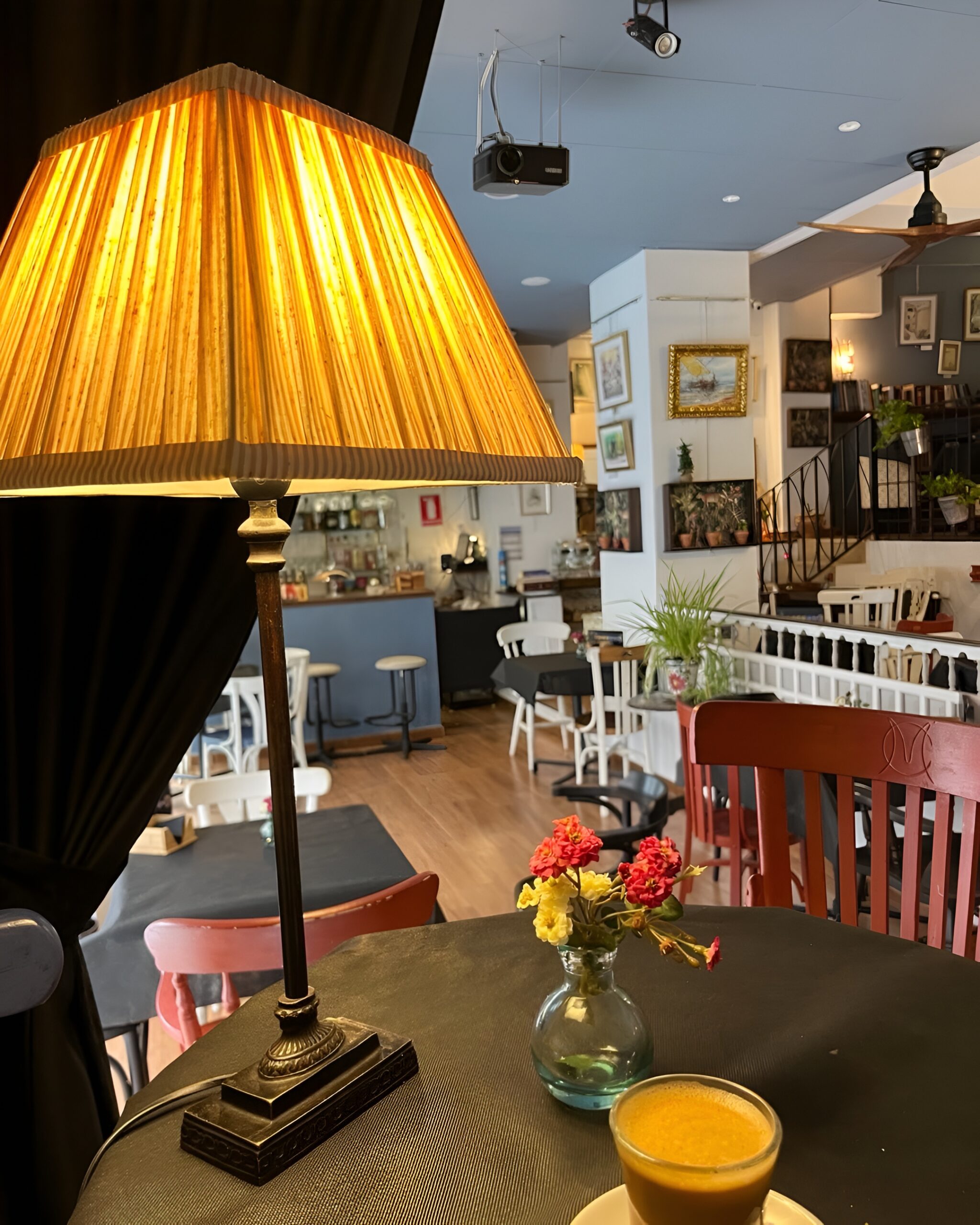 Imagen de la cafetería del Hostal los Aromas en Villena con lámpara en primer plano