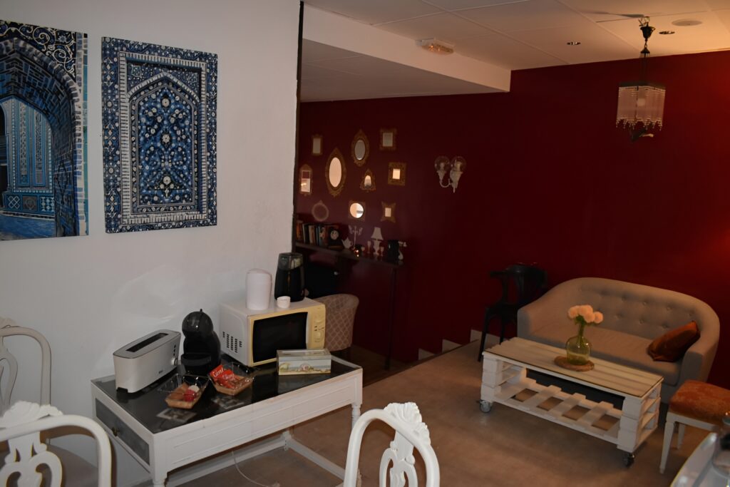 Vista de zona común del Hostal los Aromas con mobiliario y decoración