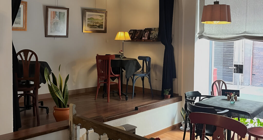 Imagen de una parte de la cafetería del Hostal los Aromas