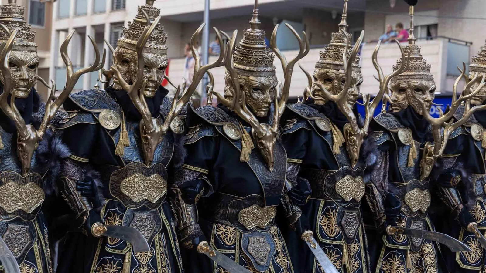 Imagen de una fila de una comparsa especial en las fiestas de Villena