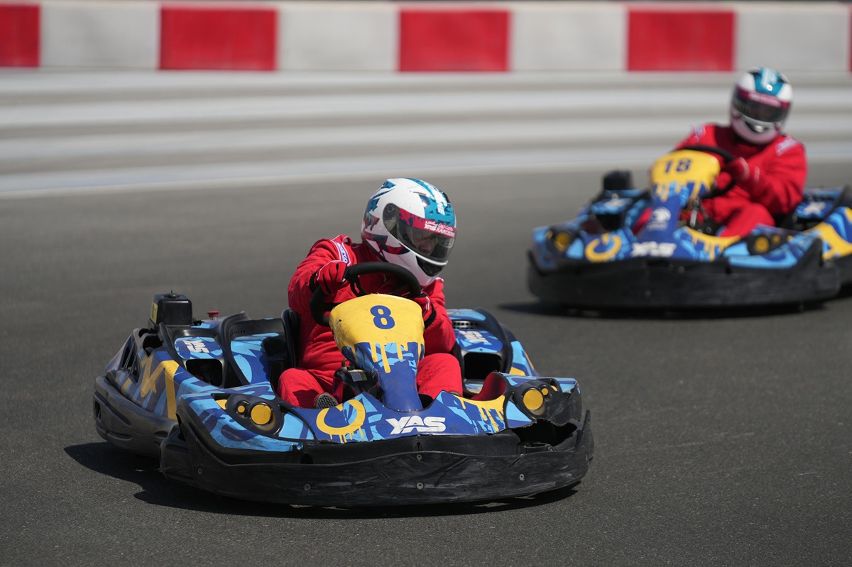 Imagen de dos personas realizando la actividad de Karts