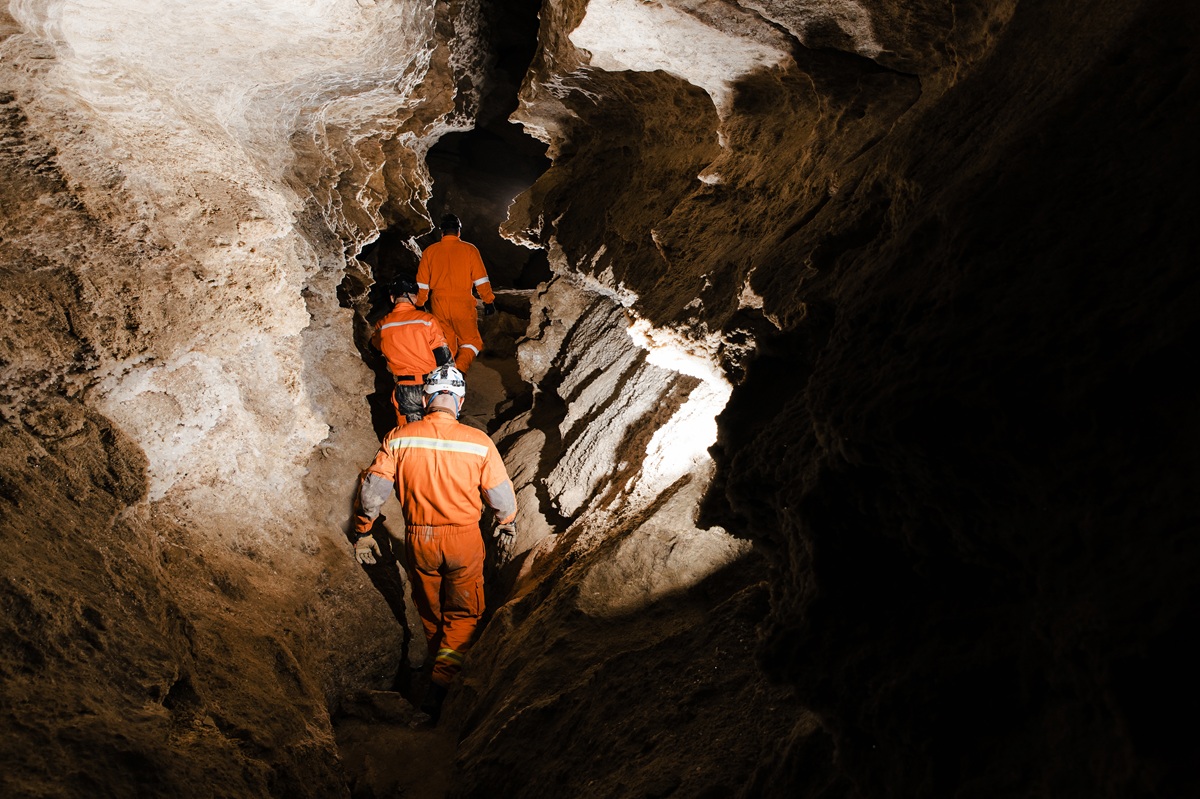 Vista de varias personas realizando una actividad de espeleología