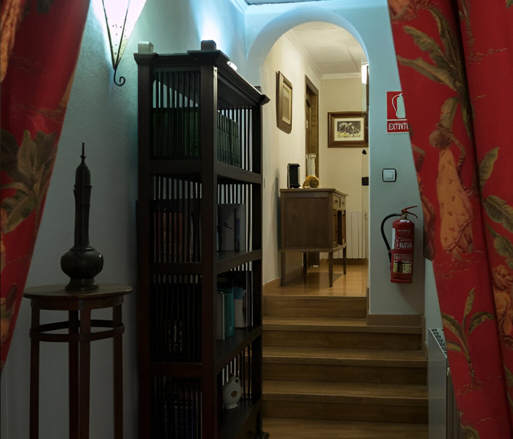 Vista de pasillo y escaleras del Hostal los Aromas