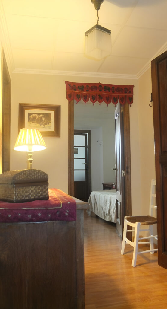 Vista de una zona común del Hostal los Aromas con habitación al fondo